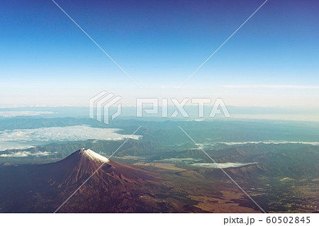 富士山　航空写真　広大　イメージ　写真　快晴　綺麗　鳥瞰　俯瞰　空中写真　高空写真　空撮写真　飛行機 60502845