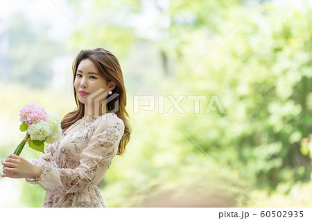 韓国人 若い女性 公園 60502935