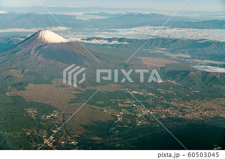 富士山と殿場市　航空写真　広大　写真　快晴　綺麗　鳥瞰　俯瞰　空中写真　高空写真　空撮写真　飛行機 60503045