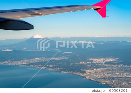 富士山　富士箱根伊豆国立公園　風景　相模湾　湘南　飛行機　翼 60503201