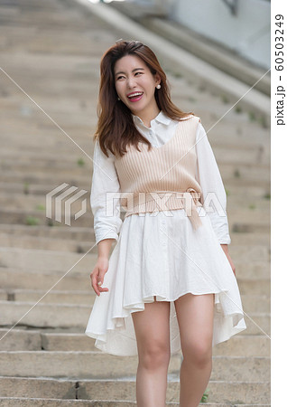 韓国人 若い女性 公園 60503249
