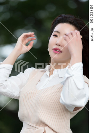 韓国人 若い女性 公園 60503384