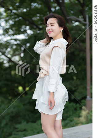 韓国人 若い女性 公園 60503386