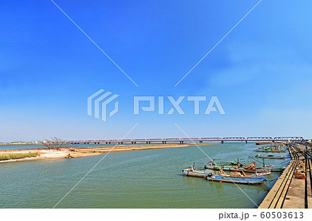 揖斐川と揖斐長良大橋【三重県桑名市】 60503613