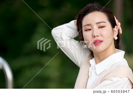 韓国人 若い女性 公園 60503847
