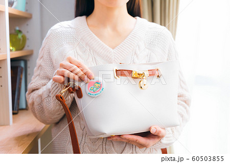 バッグにマタニティマークを付ける女性 60503855