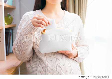 出産準備 レジ袋をポーチに入れる妊婦 出産準備 レジ袋をポーチに入れる妊婦 60503861
