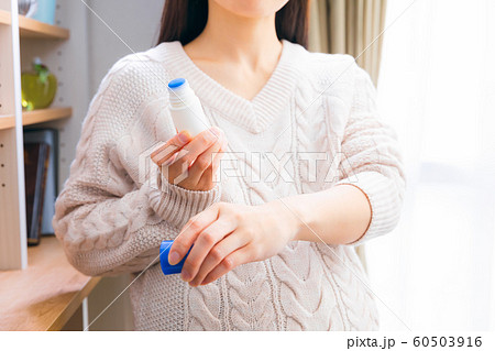 虫刺され薬を塗る妊婦の写真素材