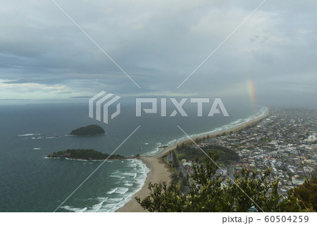 ニュージーランド　タウンランガ　マウント・マウンガヌイ　マウアオの丘　麓からの風景と虹 60504259