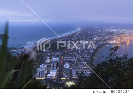 ニュージーランド　タウンランガ　マウント・マウンガヌイ　マウアオの丘　山頂からの夕景 60504284