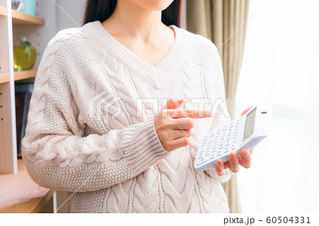電卓で計算する妊婦　体重管理　費用計算 60504331