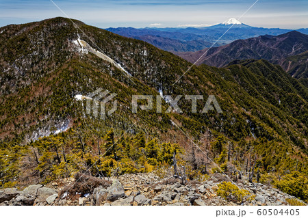 甲武信岳山頂から見る木賊山と富士山 60504405
