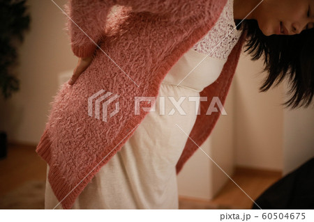 腰に痛みを感じる妊婦 60504675
