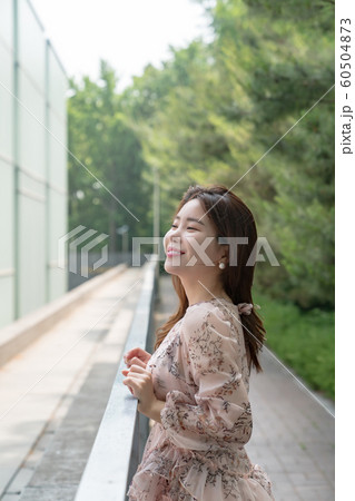 韓国人 若い女性 公園 60504873
