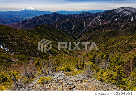 甲武信岳山頂から見る富士山と奥秩父の山並み 60504951