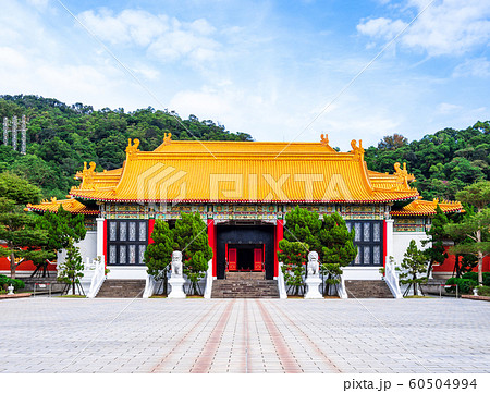 台北　忠烈祠　山門と大殿 60504994