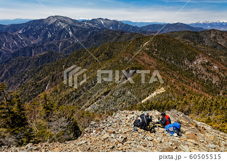 甲武信岳山頂で休憩する登山者と奥秩父・八ヶ岳の山並み 甲武信岳山頂で休憩する登山者と奥秩父・八ヶ岳の山並み 60505515