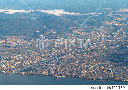 早朝　湘南地域の空撮　日本　航空写真　広大　快晴　綺麗　鳥瞰　俯瞰　空中写真　高空写真　空撮写真 60505580