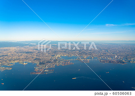 早朝 横浜港 東京湾 日本 航空写真 広大 快晴 綺麗 都市 都会 空中写真 高空写真 空撮写真の写真素材