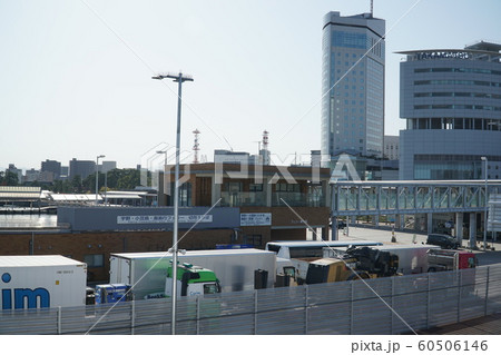 高松港に入港する宇野高松フェリーからの眺め6 60506146