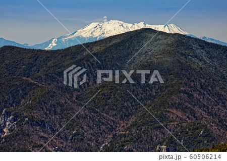 甲武信岳から見る小川山と御嶽 60506214