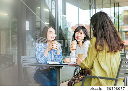 テラスで談笑する大学生　撮影協力「近畿大学」　 60508077
