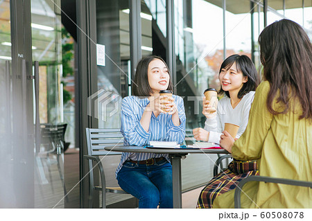 テラスで談笑する大学生 撮影協力「近畿大学」 テラスで談笑する大学生 撮影協力「近畿大学」 60508078