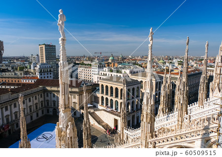 ミラノ大聖堂 ドゥオモ 屋上からの街並み 60509515
