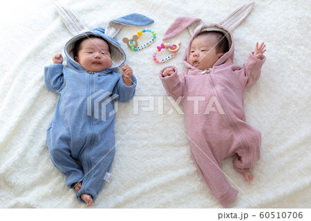 生後2ヵ月の赤ちゃん 2人 生後2ヵ月の赤ちゃん 2人 60510706