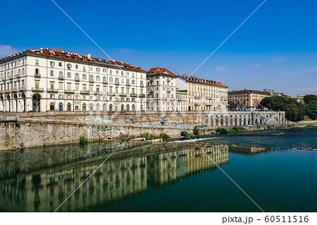 トリノ ポー川と街並み 60511516