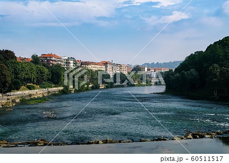 トリノ ポー川と街並み 60511517