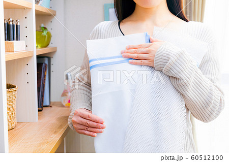 洗濯ネットを比較する女性　粗目　細目 60512100