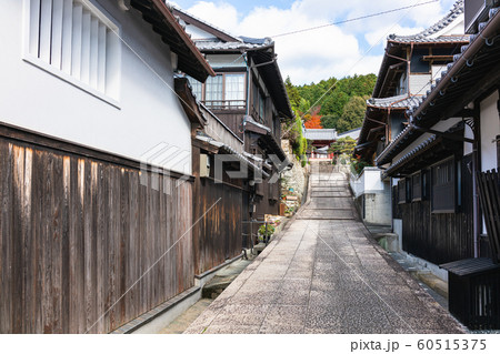 卯之町の街並み　宇和島街道からの光教寺山門 60515375