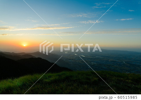 耳納連山から見下ろす筑後平野の日没 60515985