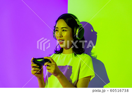 eスポーツ ゲーム 人物 女性 日本人 若い ご機嫌 笑顔 スマイル コントローラー イベント 体験 eスポーツ ゲーム 人物 女性 日本人 若い ご機嫌 笑顔 スマイル コントローラー イベント 体験 60516738
