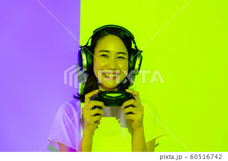eスポーツ　ゲーム　人物　女性　日本人　若い　ご機嫌　笑顔　スマイル　コントローラー　イベント　体験 60516742