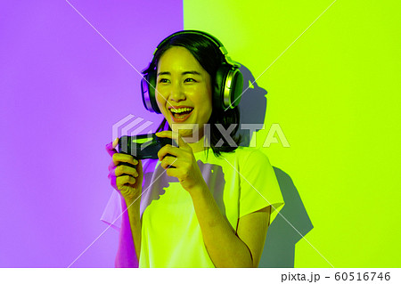 eスポーツ　ゲーム　人物　女性　日本人　若い　ご機嫌　笑顔　スマイル　コントローラー　イベント　体験 60516746
