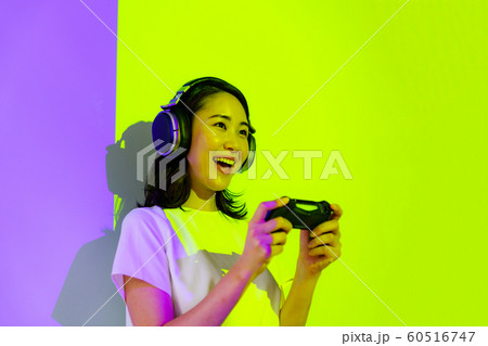 eスポーツ　ゲーム　人物　女性　日本人　若い　ご機嫌　笑顔　スマイル　コントローラー　イベント　体験 60516747