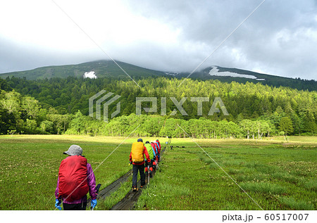 至仏山に向かう登山者 60517007