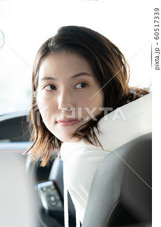 女性　運転　車内 60517339