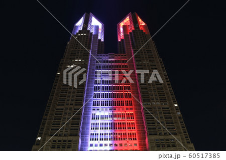 ラグビーW杯で特別ライトアップされた東京都庁 60517385