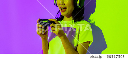 eスポーツ　ゲーム　人物　女性　日本人　コントローラー　イベント　ライブ　フェス　ライティング 60517503
