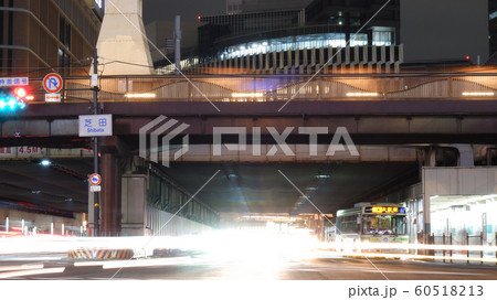 Jr大阪駅と阪急梅田駅をつなぐ歩道橋の写真素材