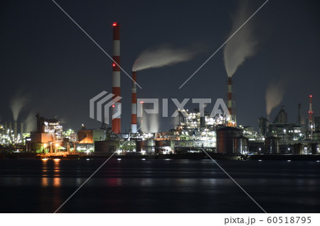 広島県大竹市の晴海臨海公園から見た工場夜景 60518795