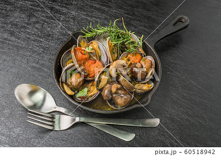 あさりのガーリック焼　talian using clams oil grilled 60518942