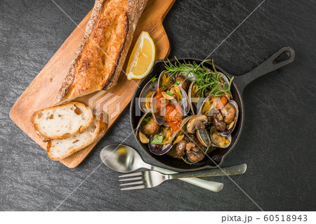 あさりのガーリック焼　talian using clams oil grilled 60518943