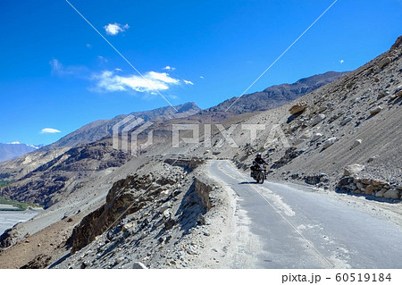 インド最北ラダックからパキスタン国境までの道、カルドンラ峠とヌブラ渓谷をバイクで走った時の風景 60519184