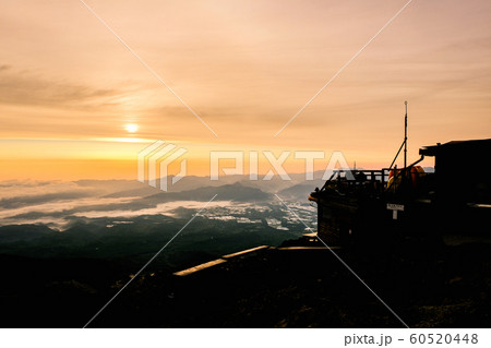 春の八ヶ岳登山：赤岳頂上山荘の夜明け 60520448