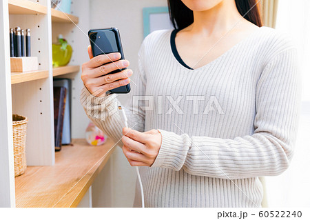 ケーブルを挿す、抜く女性1 ケーブルを挿す、抜く女性1 60522240