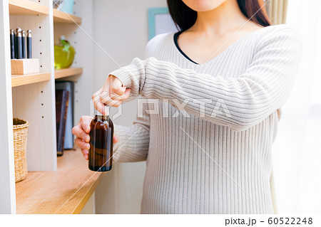 栄養ドリンクを飲む女性 栄養ドリンクを飲む女性 60522248